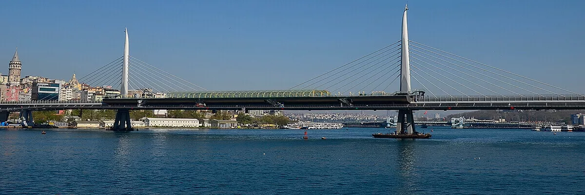 جسر القرن الذهبي في اسطنبولIstanbul Review